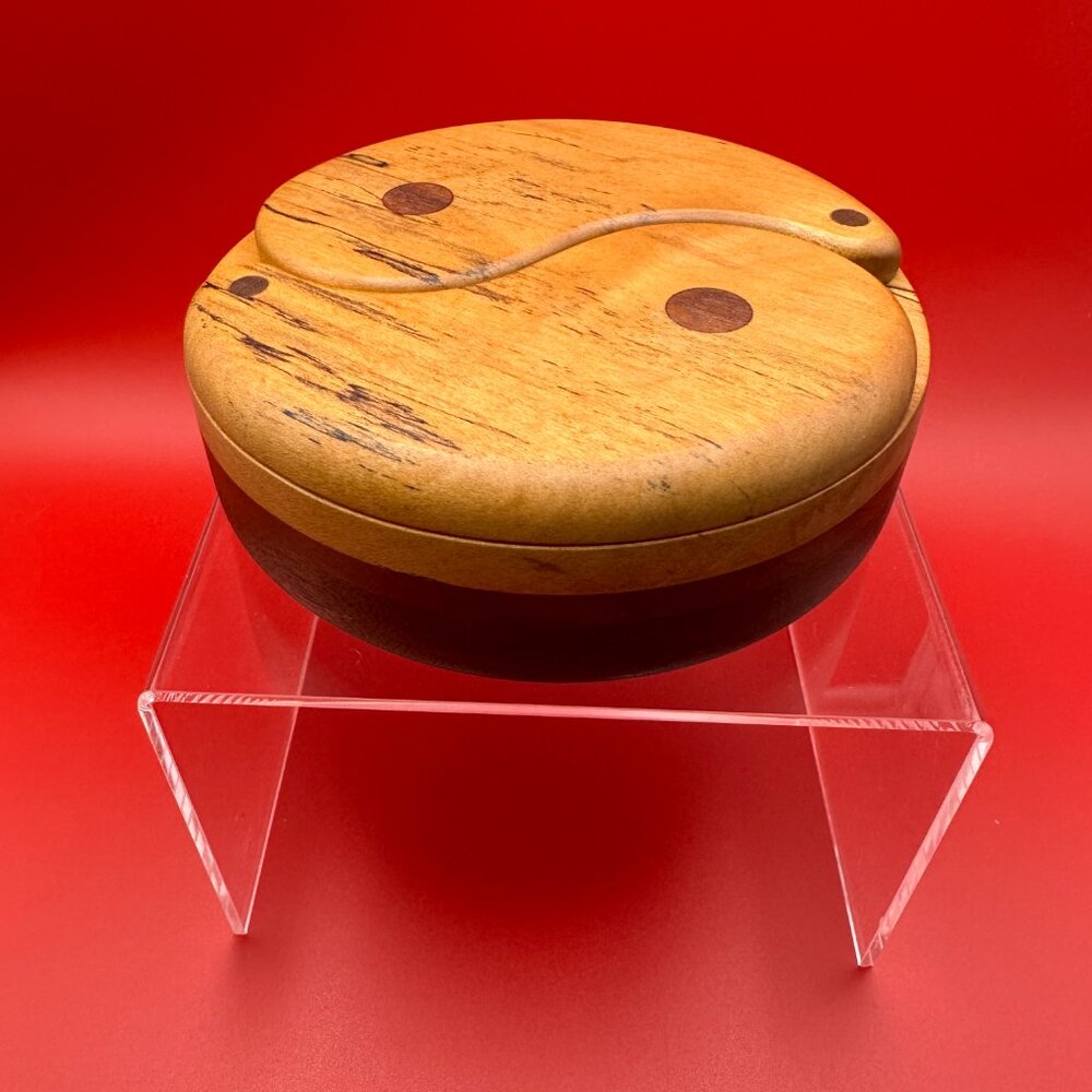Vintage James Bateman signed yin-yang wooden jewelry box. - Picture 2 of 10